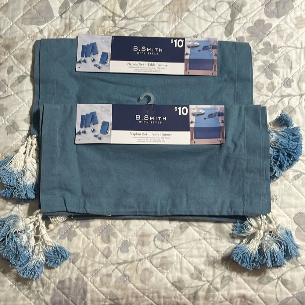 Set/2 B Smith napkin set and table runners